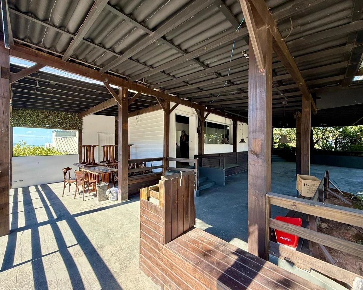 House with 12 bedrooms and 5 bathrooms, 800 m²