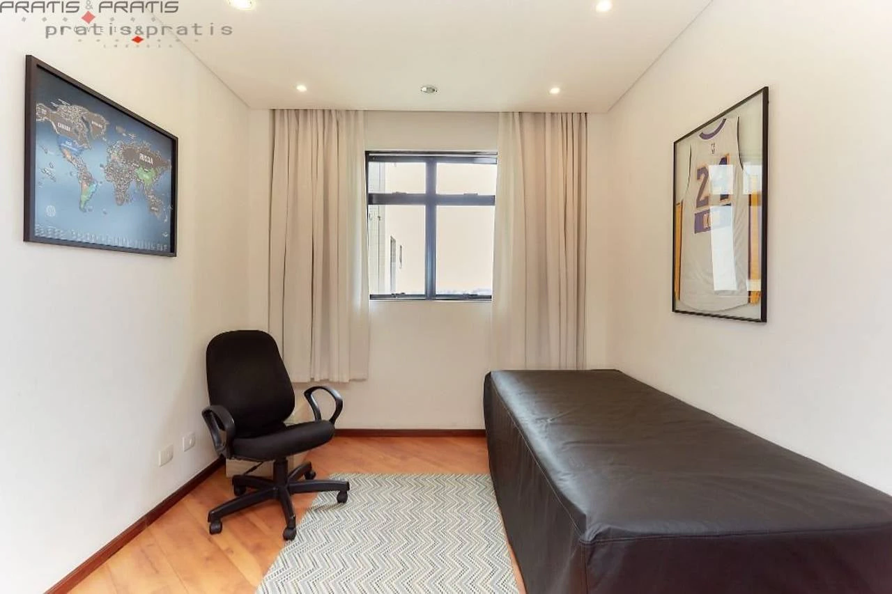 Bathtub in a 3-bedroom apartment, 131 m² — photo 14