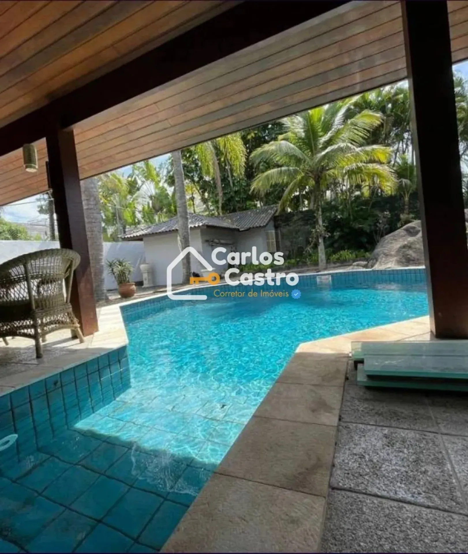 4-bedroom house with a private pool — photo 3