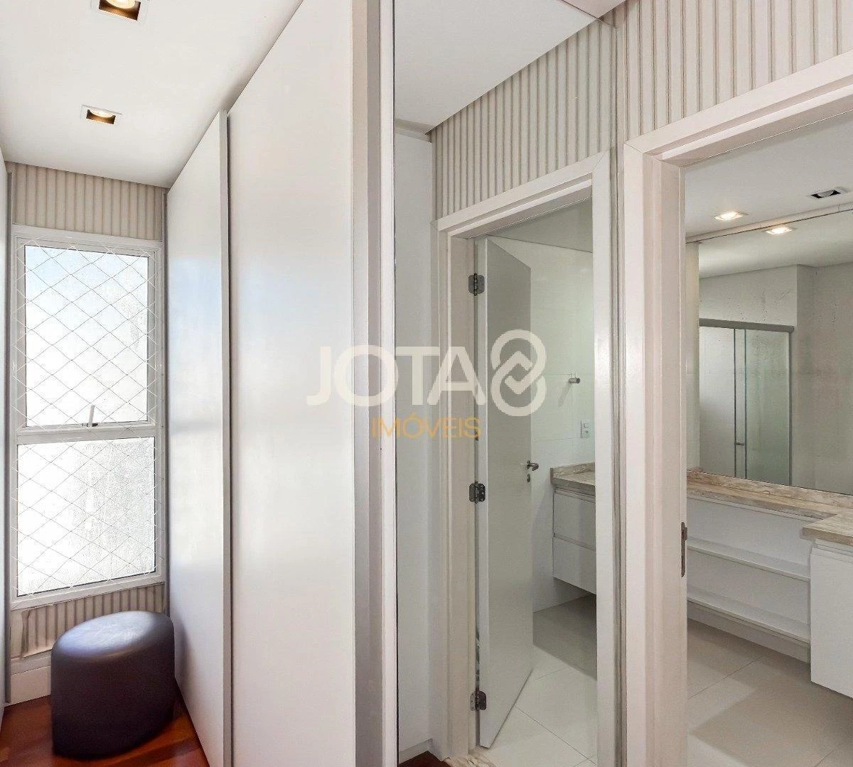 Furnished 4-bedroom apartment with open-plan kitchen — photo 21