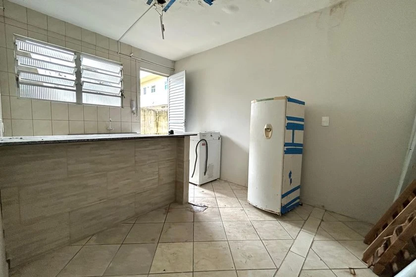 Single-bedroom house with a gas stove kitchenette — photo 2