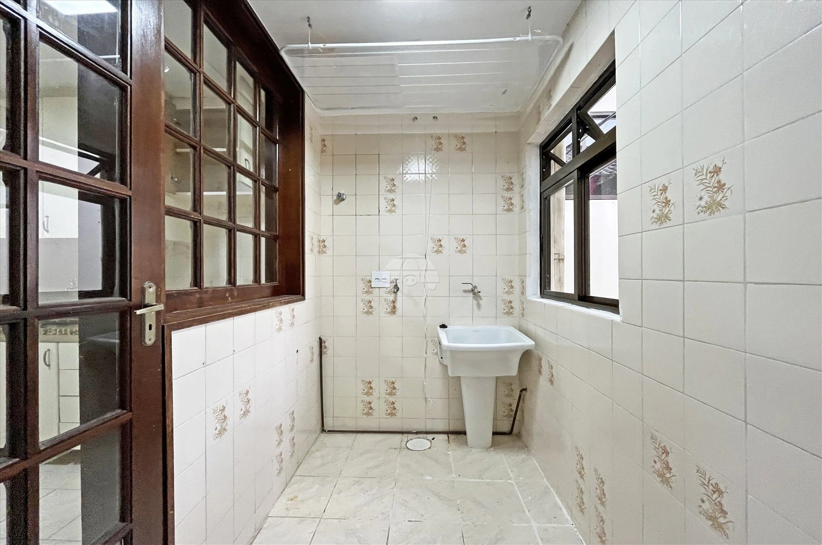 2-bedroom apartment with wood or laminate floors — photo 11