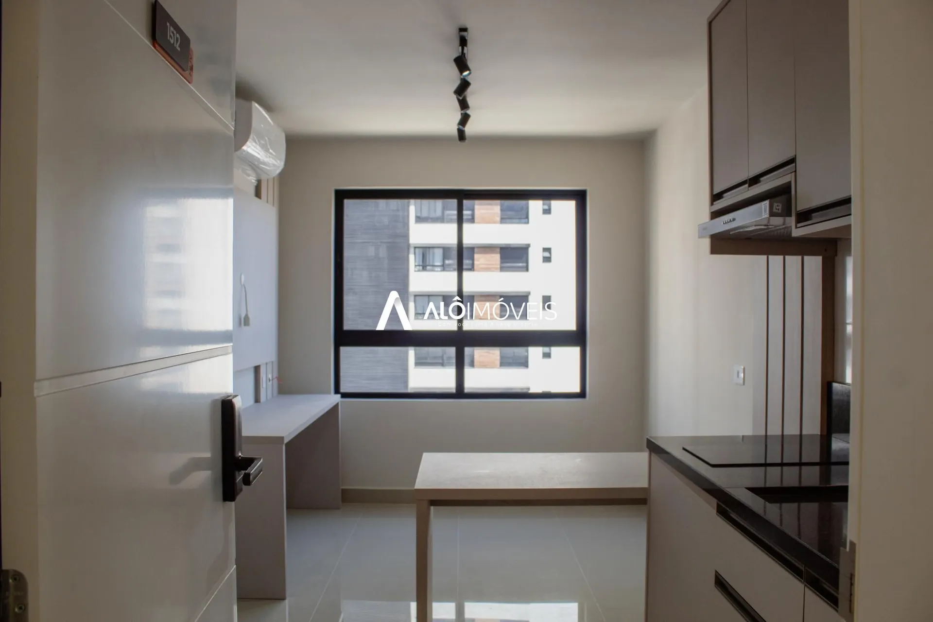 Furnished 1-bedroom apartment with open-plan kitchen — photo 2