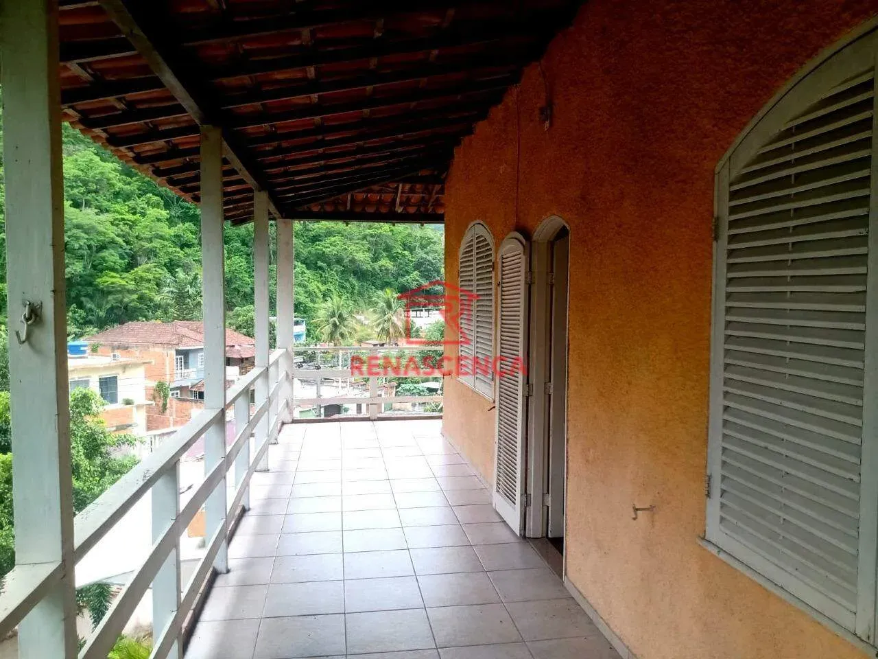 4-bedroom house with 1 en-suite and 300 m² plus pool