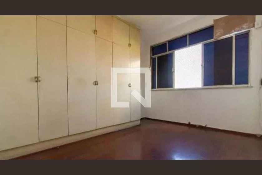2-bedroom apartment with wood or laminate floors — photo 3