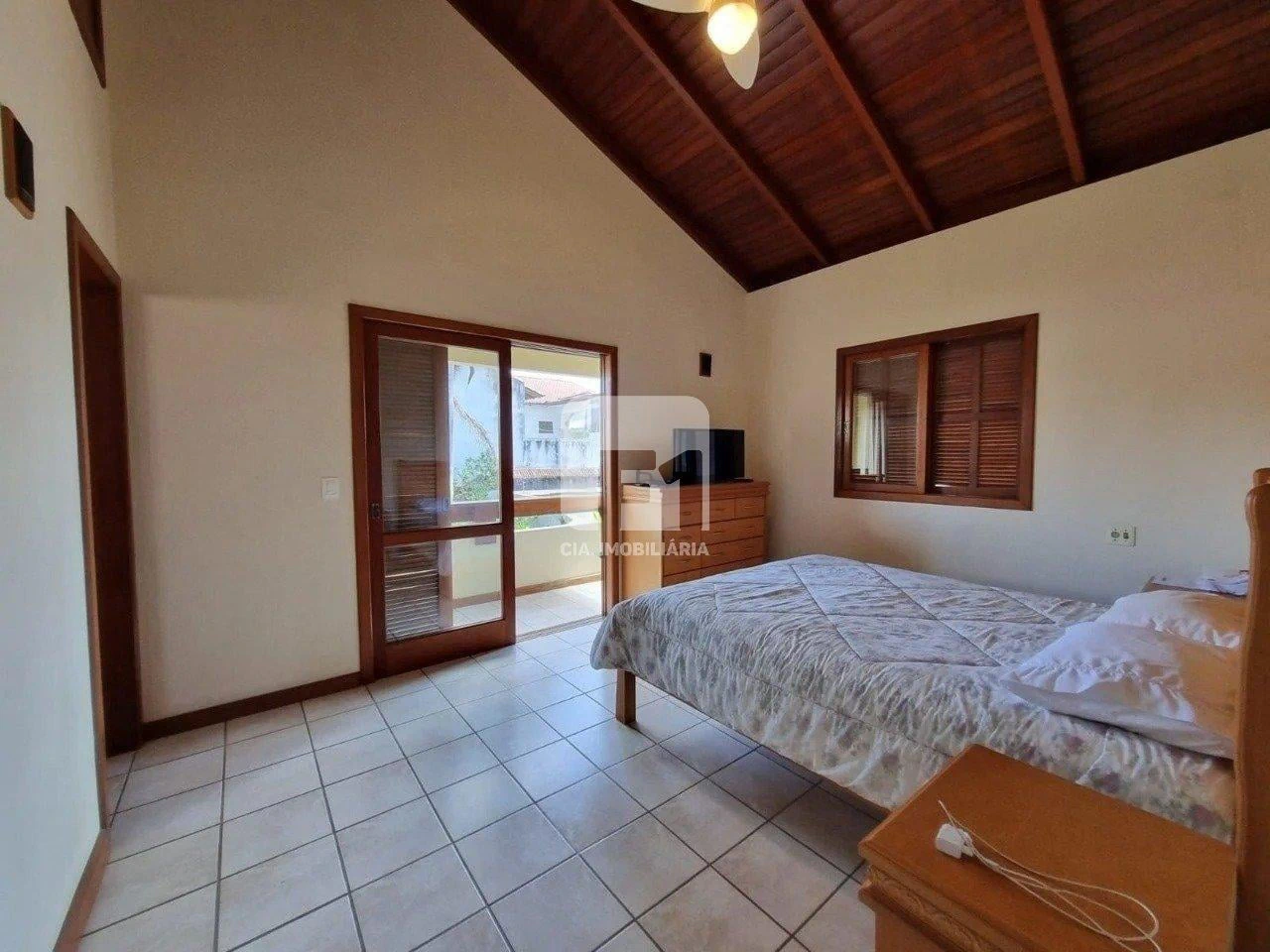 Casa de 5 dormitorios con balcón cerrado con vidrio — photo 3