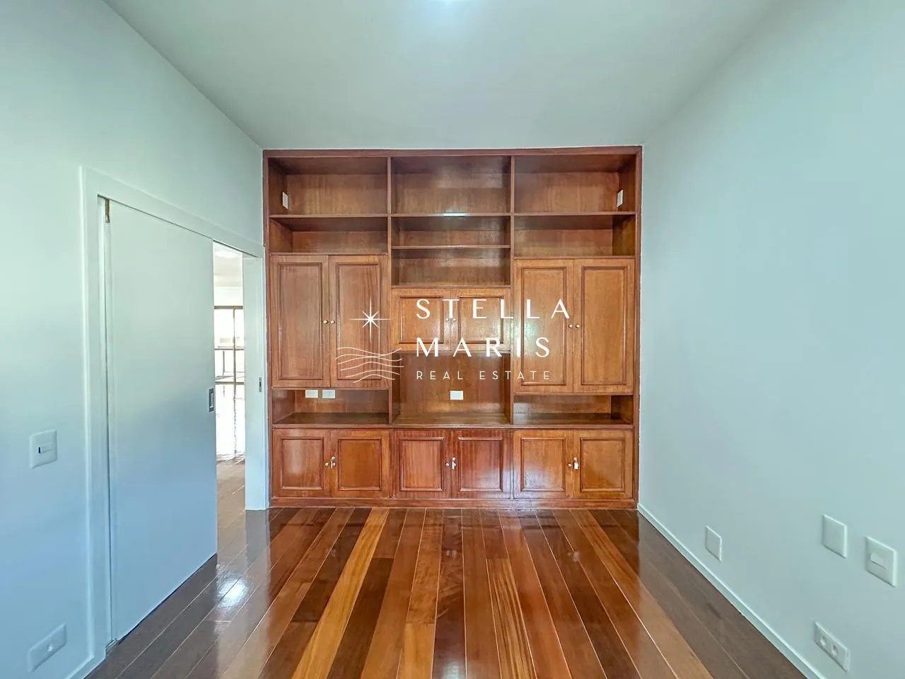 Apartment with 4 bedrooms, 4 bathrooms and a balcony — photo 2