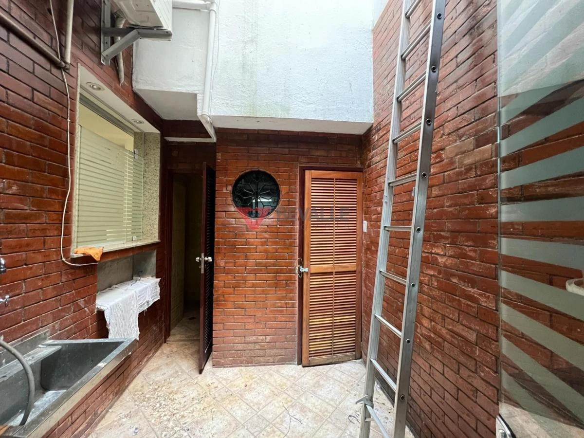 220 m² house with a washing machine and a home office — photo 40