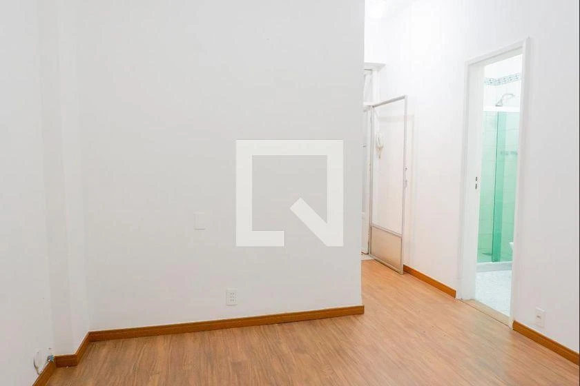 One-bedroom apartment with wood or laminate floors — photo 18