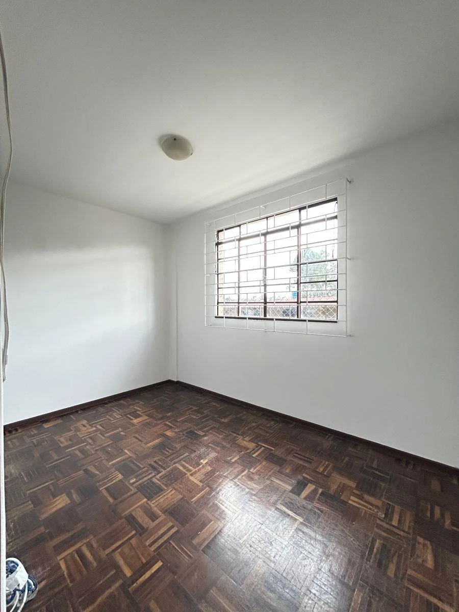 Apartamento de 3 quartos com piso de madeira ou laminado — photo 12