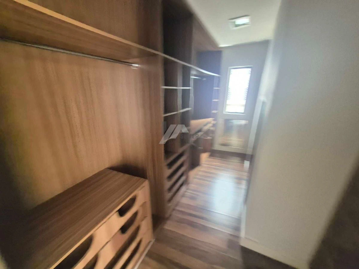 Balcony with a grill in a 3-bedroom apartment, 142 m² — photo 18