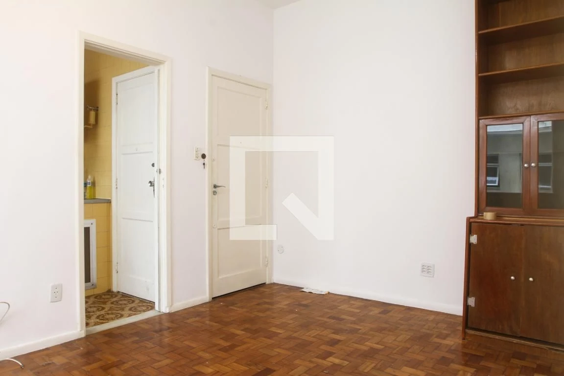 One-bedroom apartment with a washing machine — photo 32