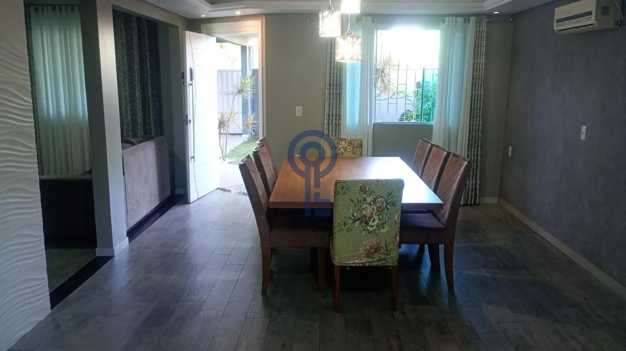 3 en-suite bedrooms in a 240 m² house with balcony — photo 15