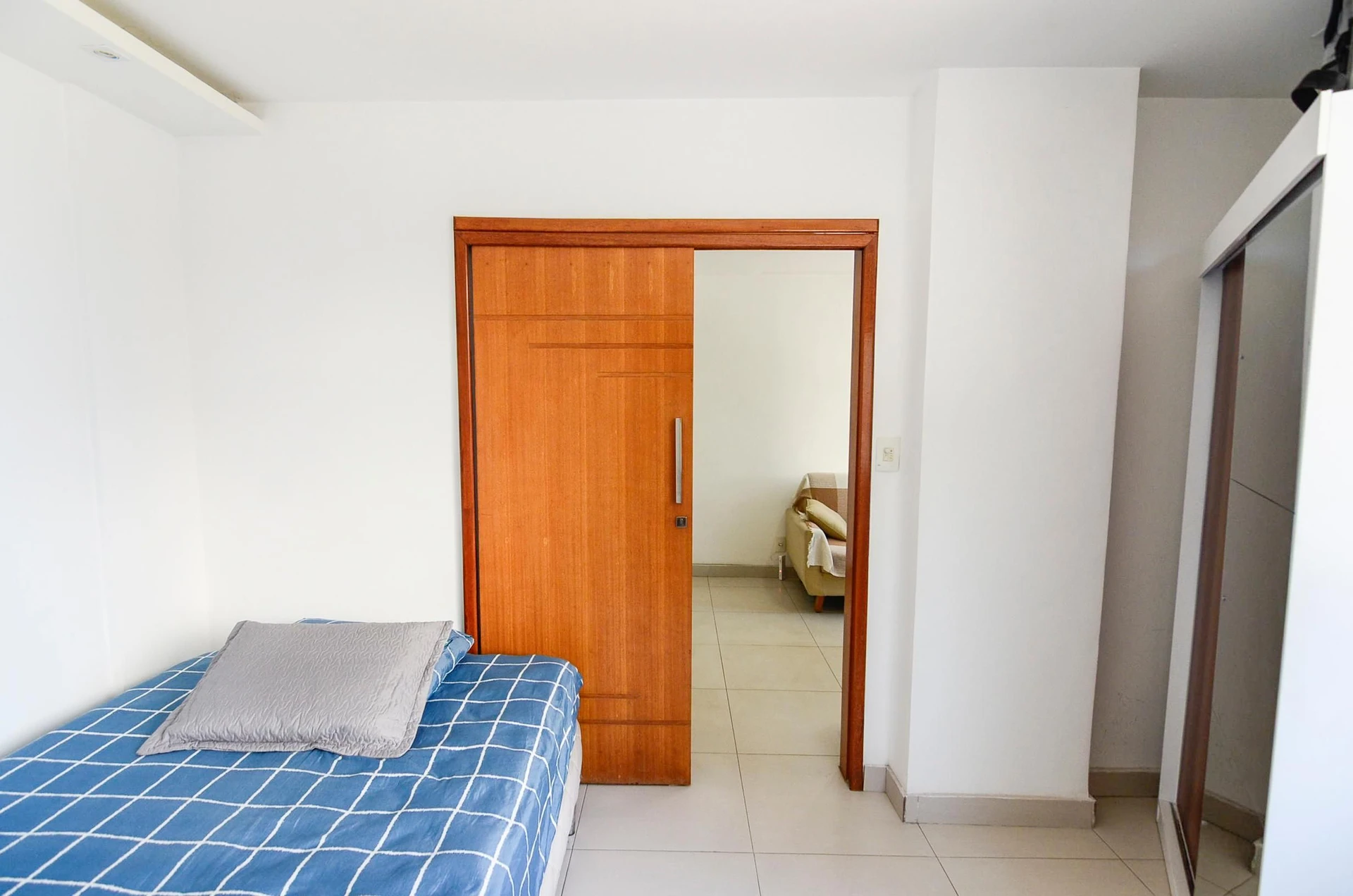 Furnished 1-bedroom apartment with en-suite and 1 parking spot — photo 9