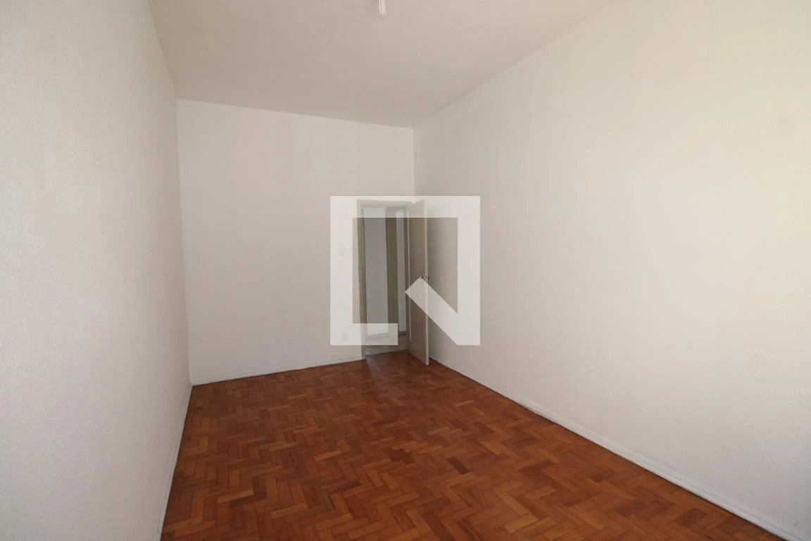 Wood or laminate floors in a 2-bedroom apartment, 100 m² — photo 16