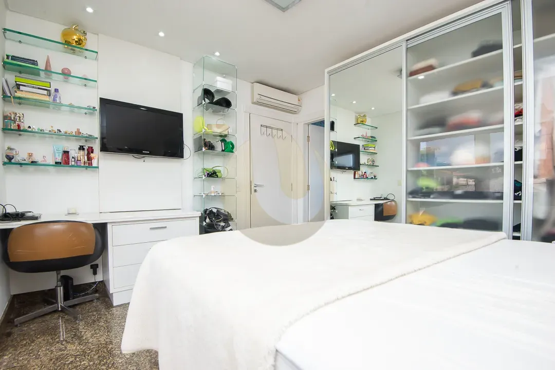 Furnished 860 m² house with 5 bedrooms and 10 bathrooms — photo 37