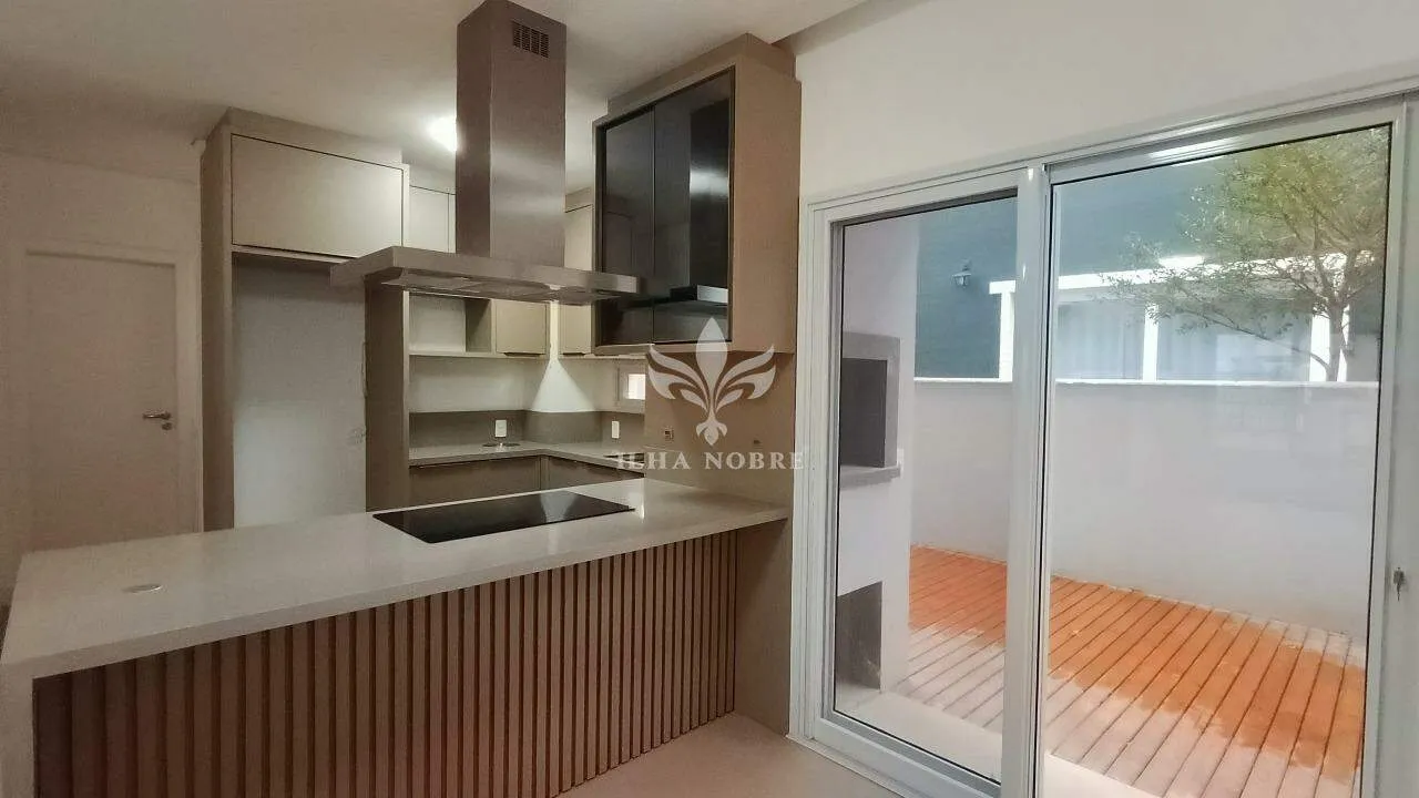Casa com 4 suítes e varanda com churrasqueira