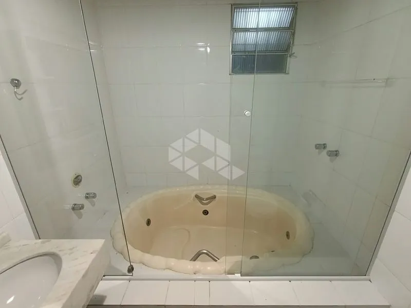 4-bedroom house with a bathtub in Florianópolis — photo 8