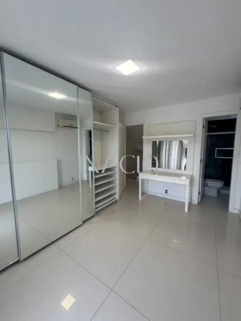 Jacuzzi in a 4-bedroom house, 300 m² — photo 17