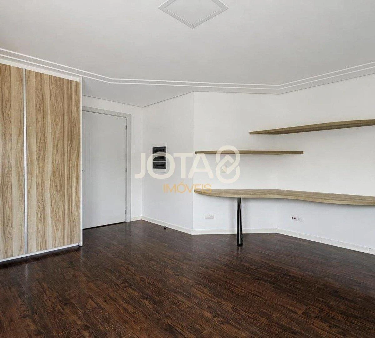 4-bedroom house with a glass-enclosed balcony in Curitiba — photo 40