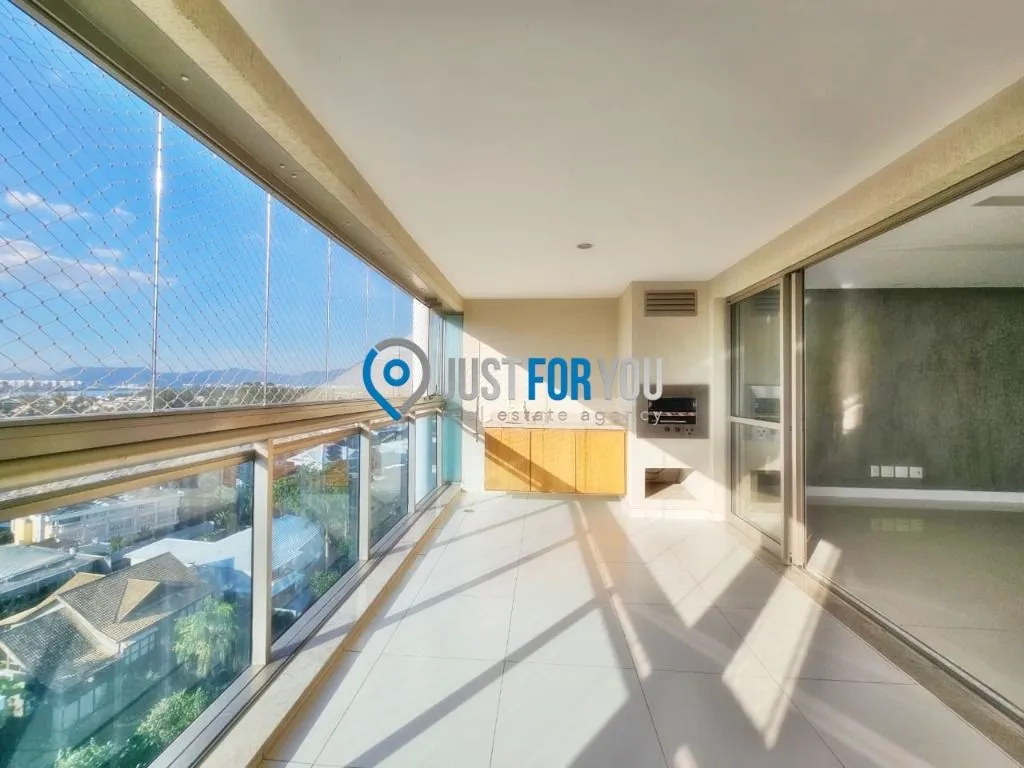 4-bedroom apartment with 233 m² and 5 bathrooms — photo 50