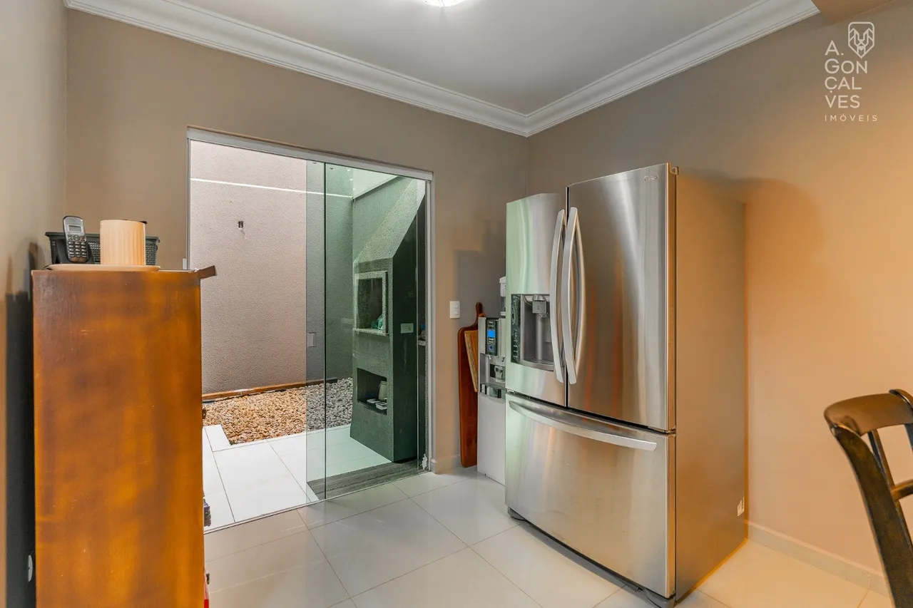 House with 3 bedrooms and a closed kitchen with gas stove — photo 15
