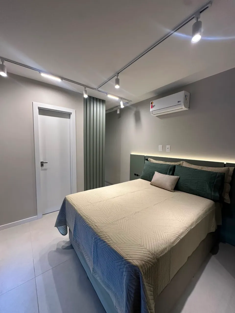 One-bedroom apartment with a mountain view