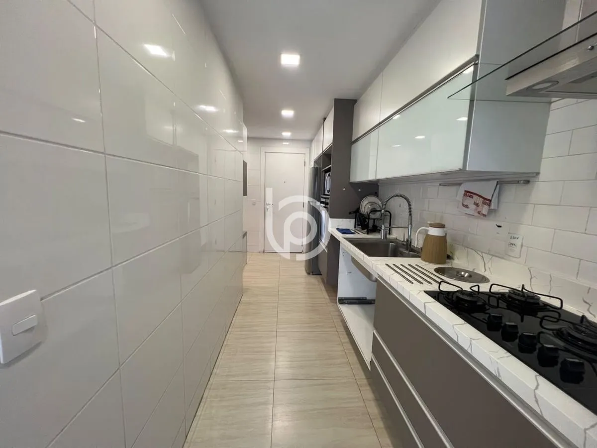 Balcony with a grill in a 4-bedroom apartment, 170 m² — photo 14