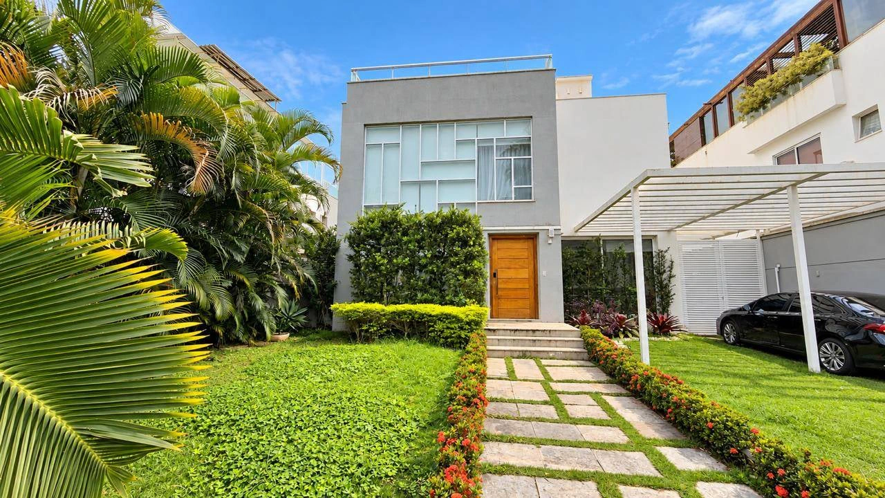4-bedroom house with floor-to-ceiling windows — photo 11