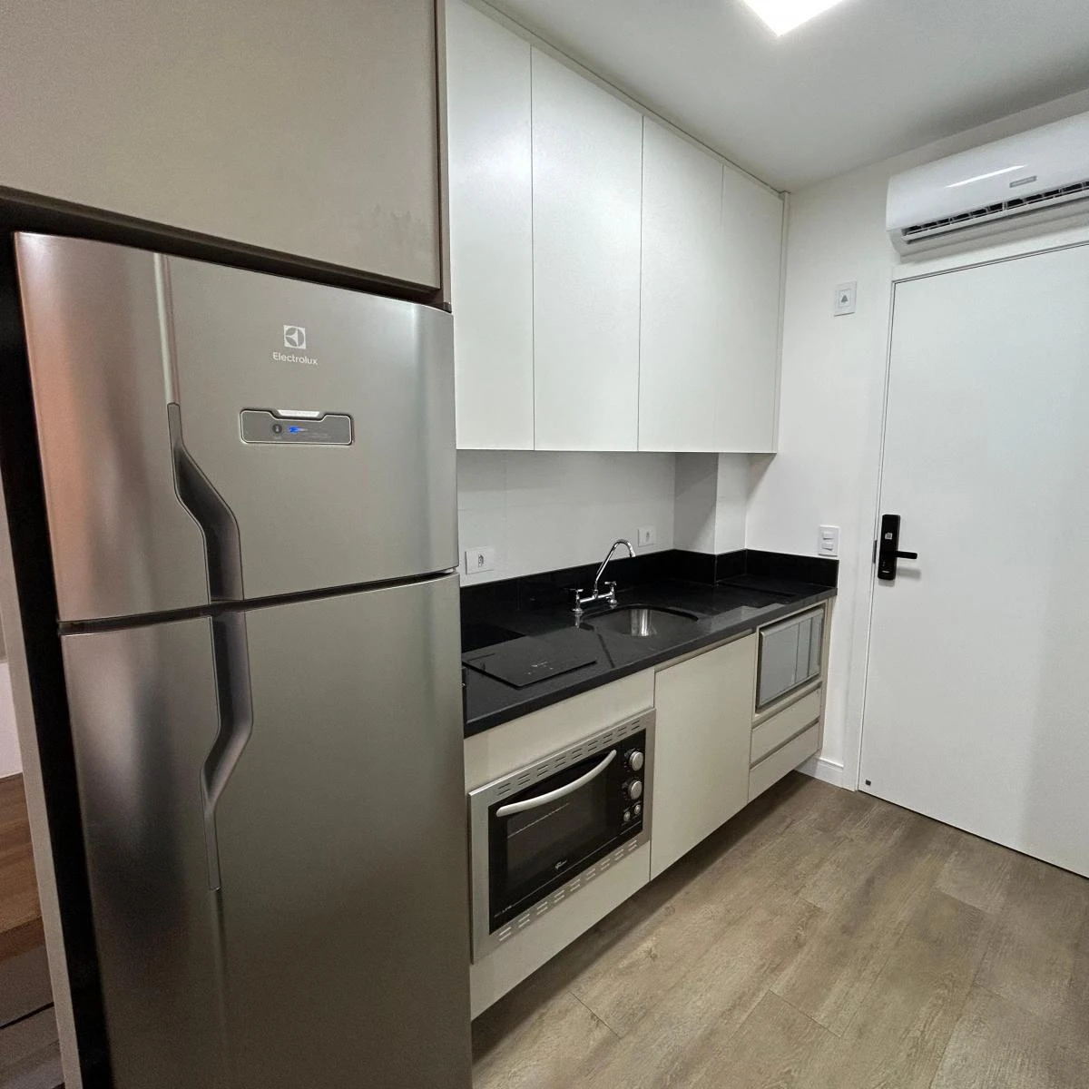 Floor-to-ceiling windows in a one-bedroom apartment, 45 m² — photo 5