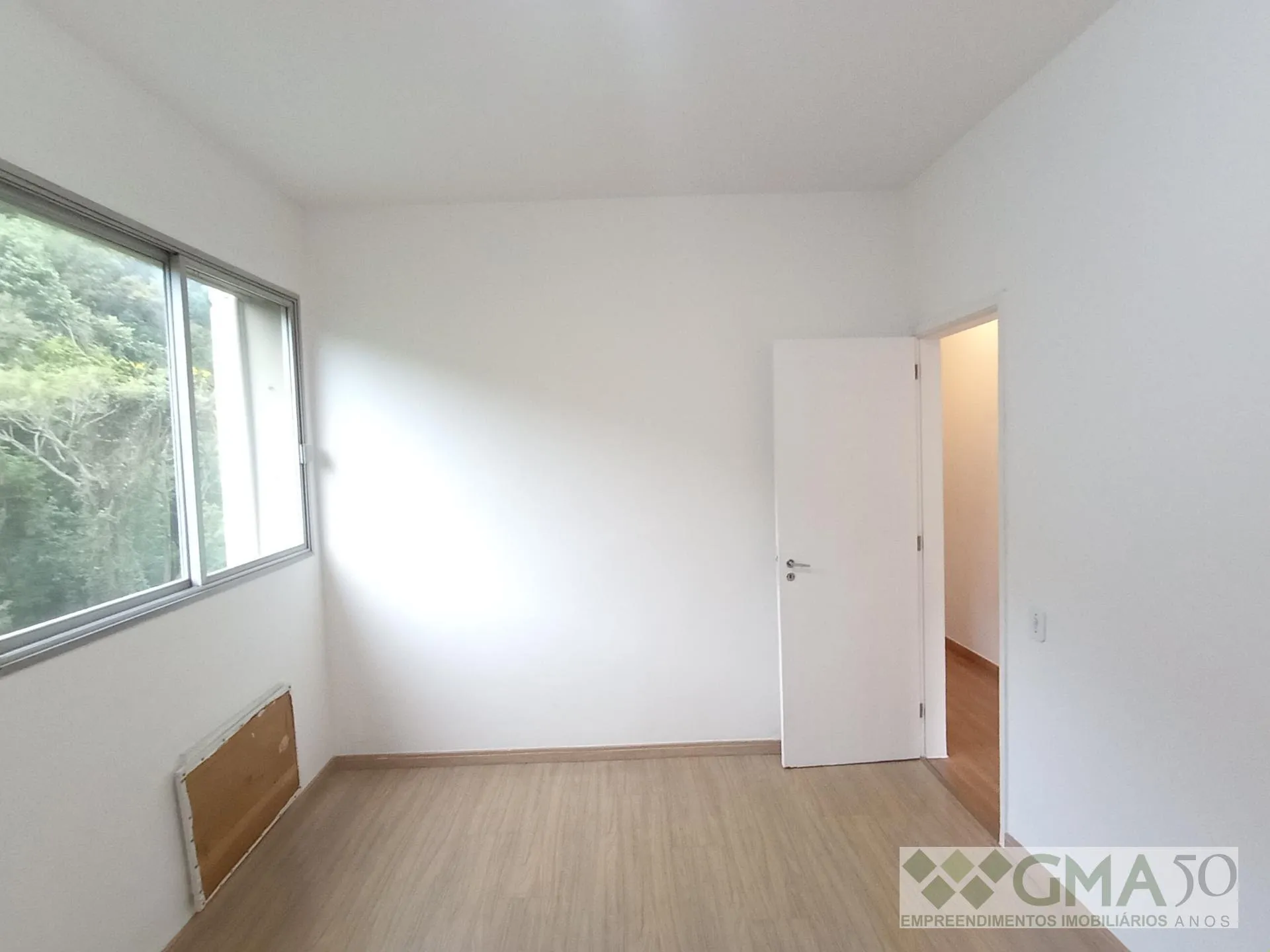 Wood or laminate floors in a 3-bedroom apartment, 92 m² — photo 3