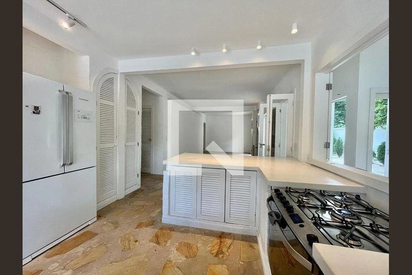 Balcony with a grill in a 3-bedroom house, 220 m² — photo 4
