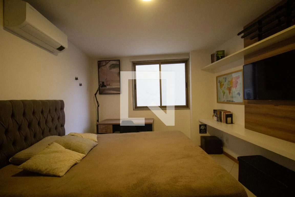 Furnished apartment with 2 en-suite bedrooms and desk — photo 4