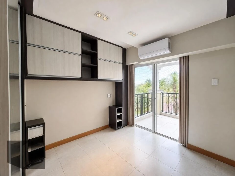 Walk-in closet in a 3-bedroom apartment, 122 m² — photo 3
