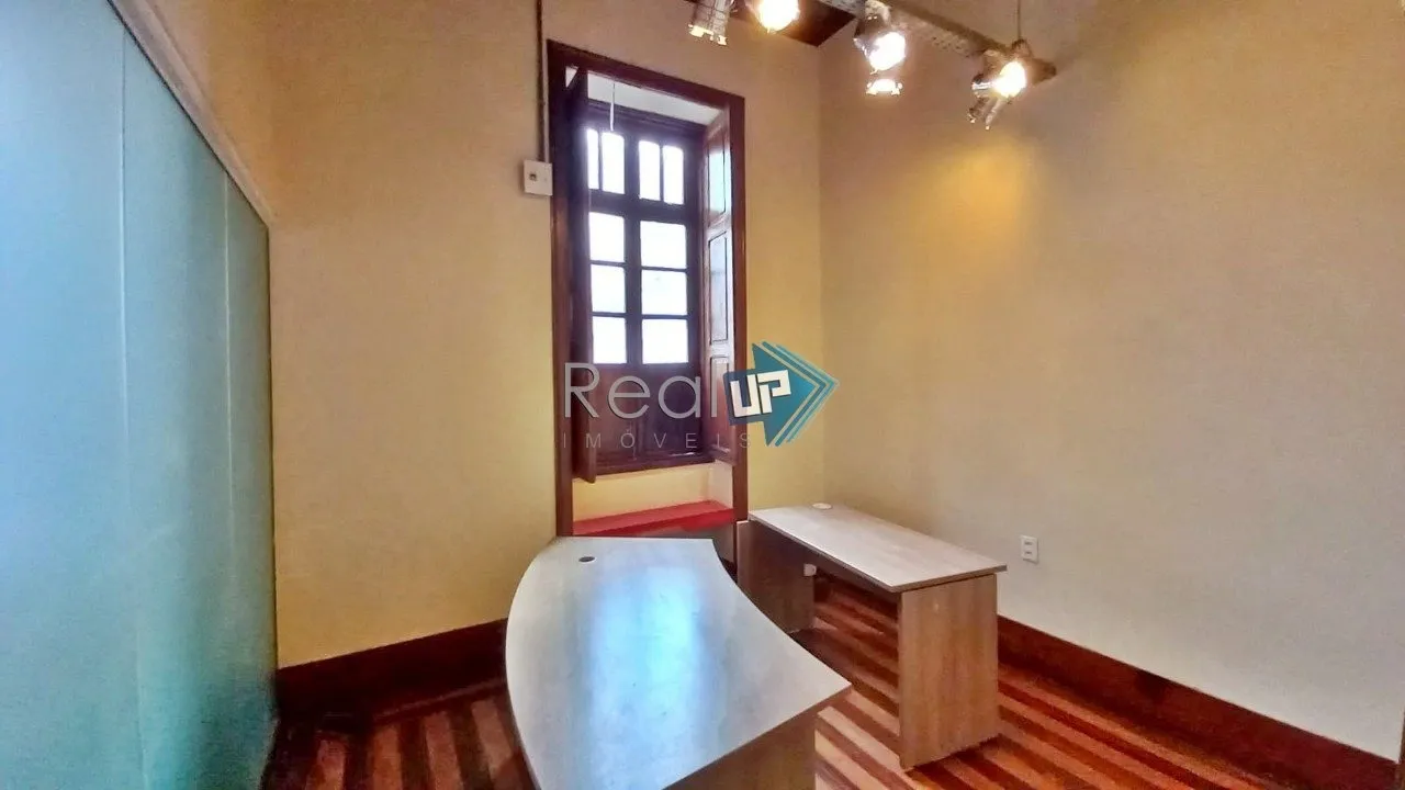 Colonial-style house with 3 bedrooms and a balcony — photo 45