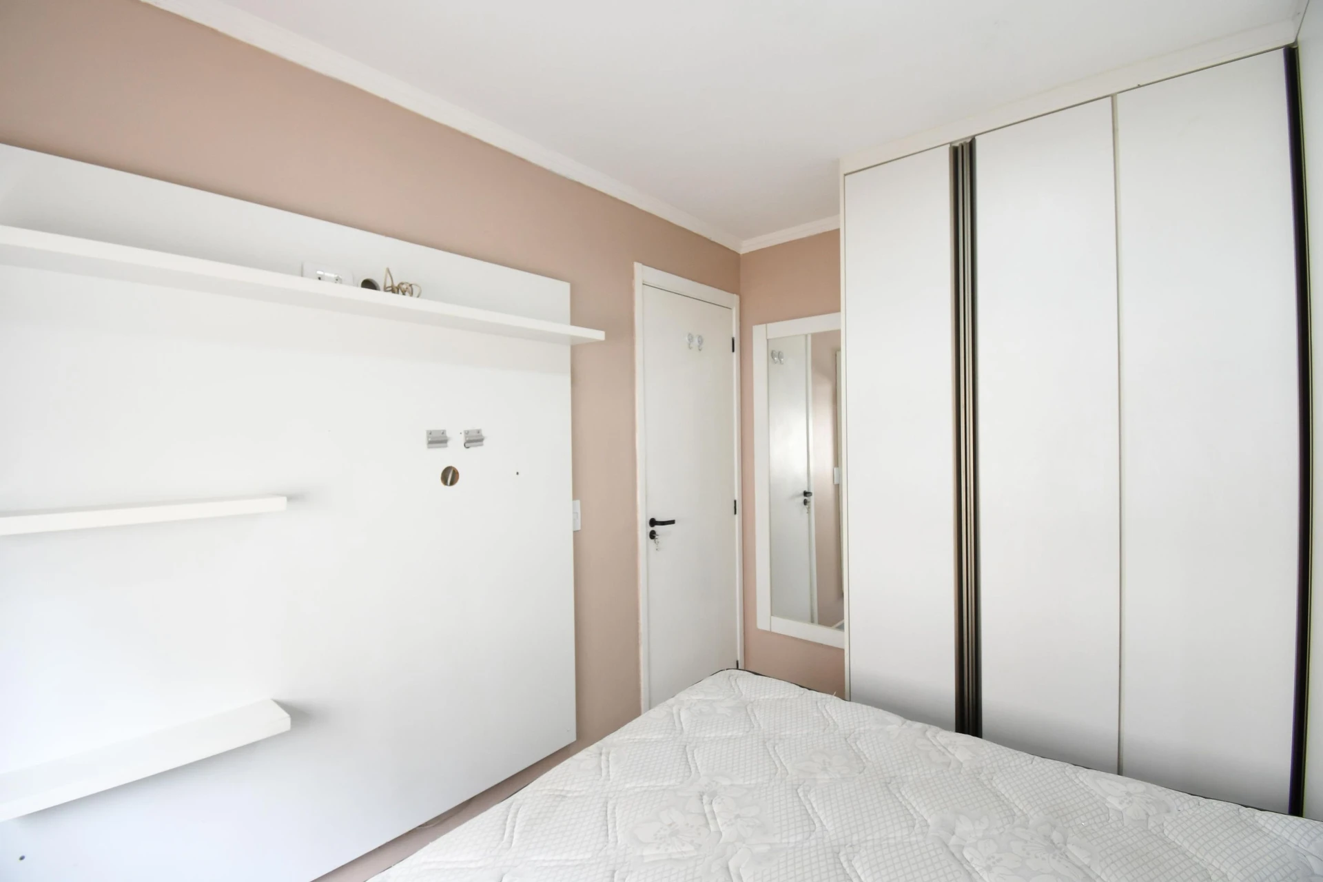 2-bedroom apartment in a building with a gym — photo 9