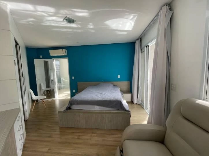 Ventanales de piso a techo y 4 dormitorios: casa de 400 m² — photo 11