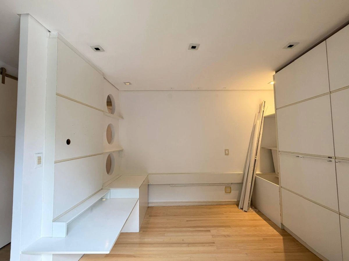 4-bedroom house with a bathtub — photo 11