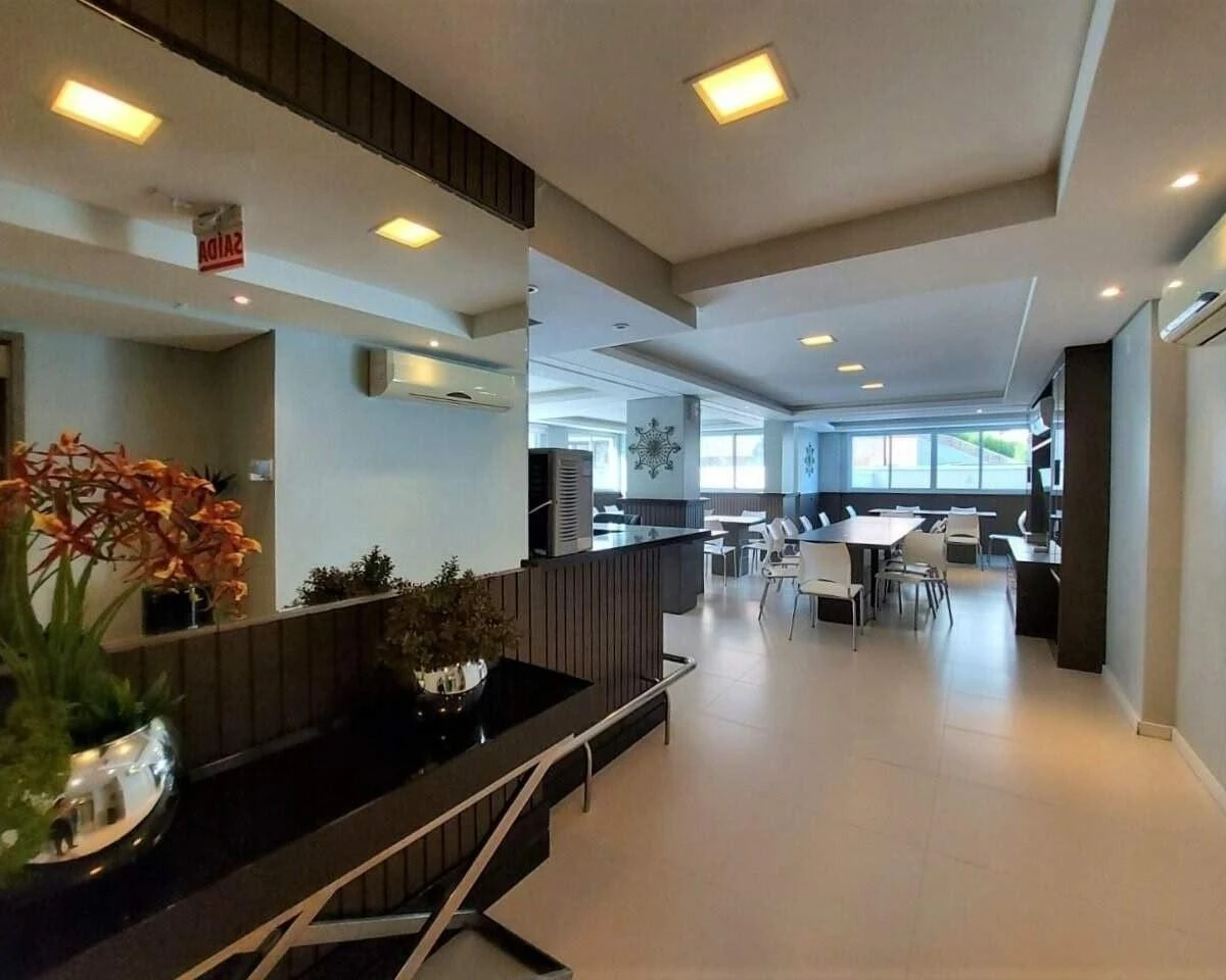 Glass-enclosed balcony in a 4-bedroom apartment, 127 m² — photo 37