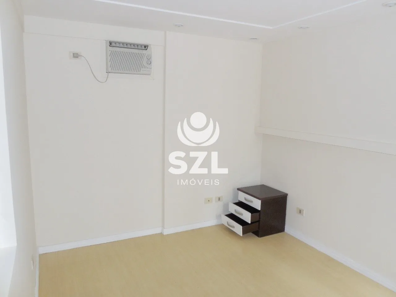 Walk-in closet in a 2-bedroom apartment, 87 m² — photo 5