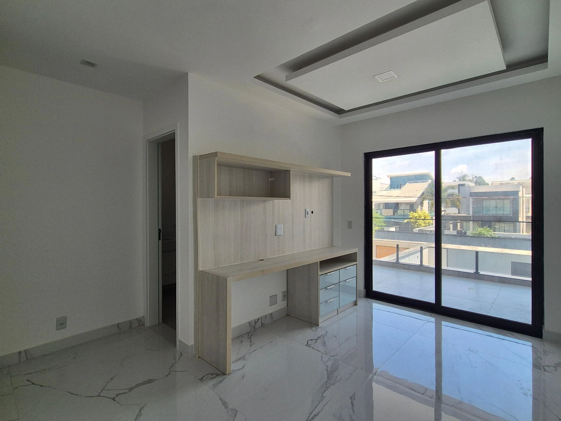 Ventanales de piso a techo y 5 dormitorios: casa de 403 m² — photo 11