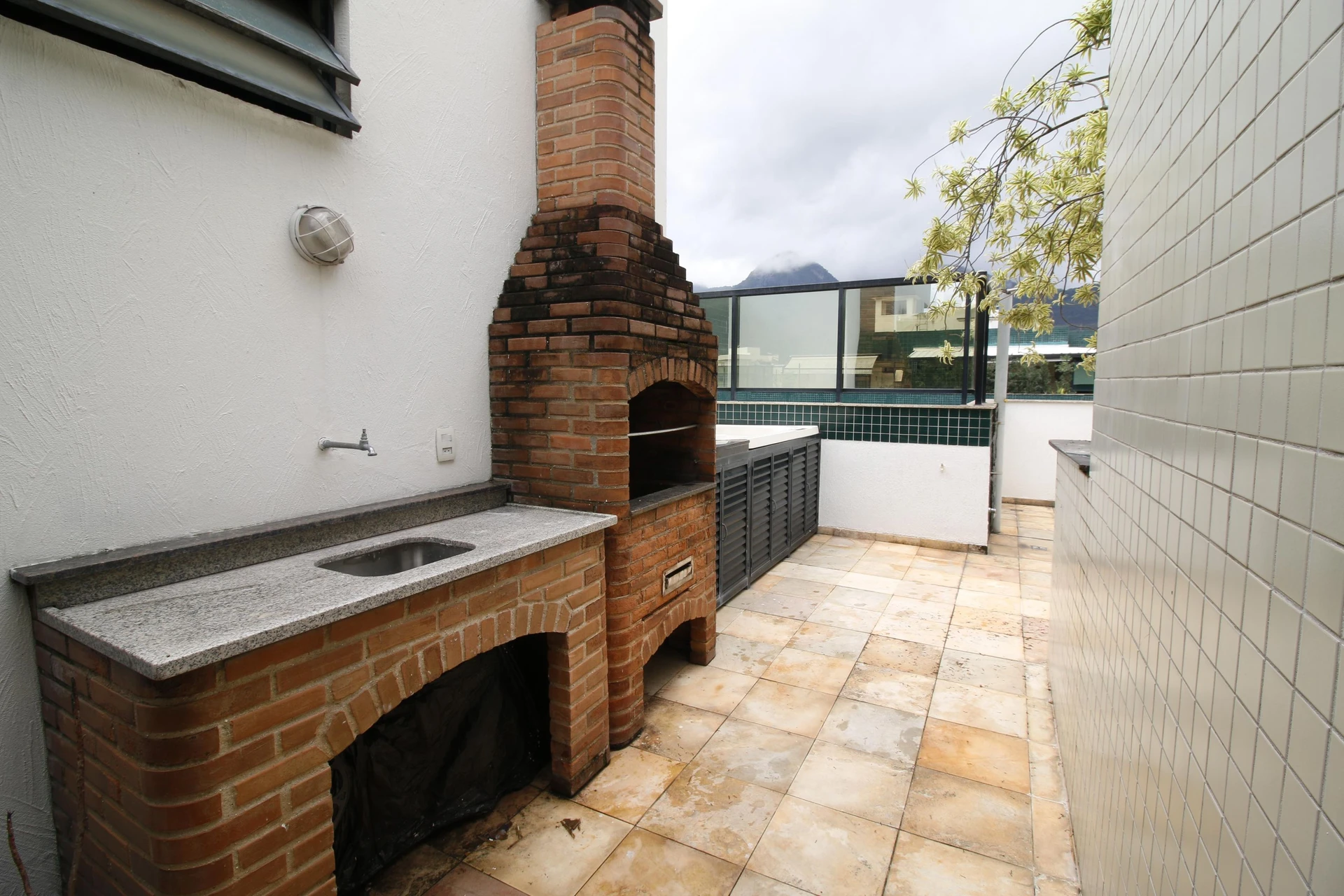 Balcony with a grill in a 4-bedroom apartment, 172 m² — photo 16