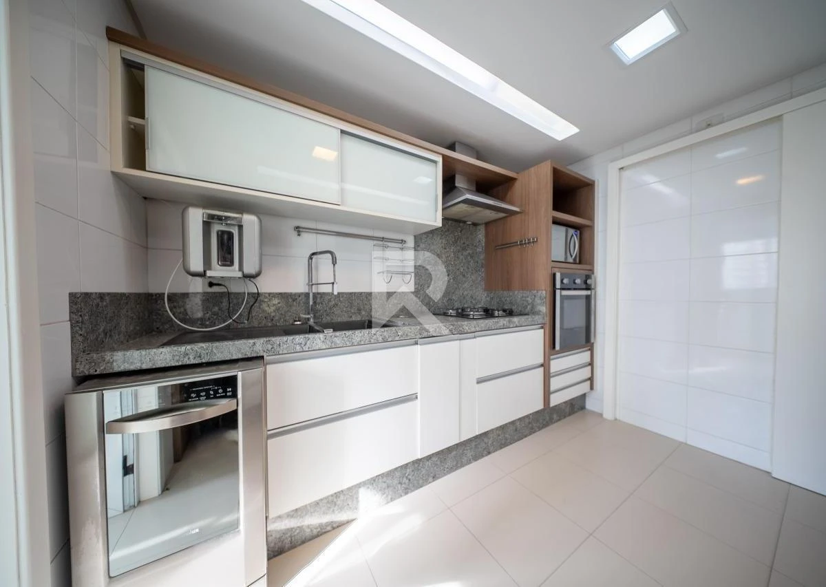 192 m² apartment with floor-to-ceiling windows and a bathtub — photo 22