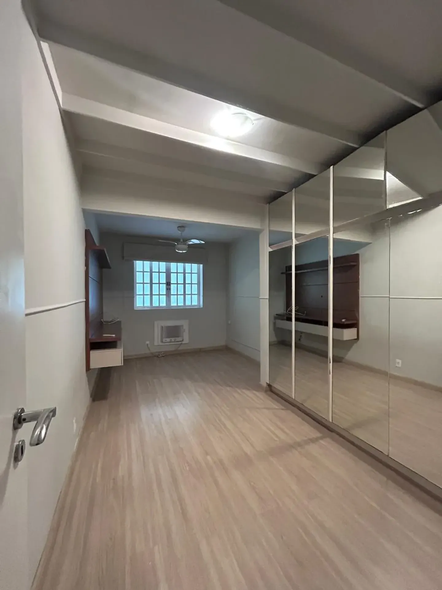 Bathtub in a 3-bedroom house, 334 m² — photo 4
