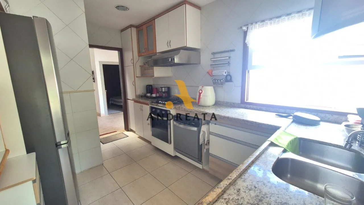 Casa de 307 m² com janelas do piso ao teto e banheira — photo 24