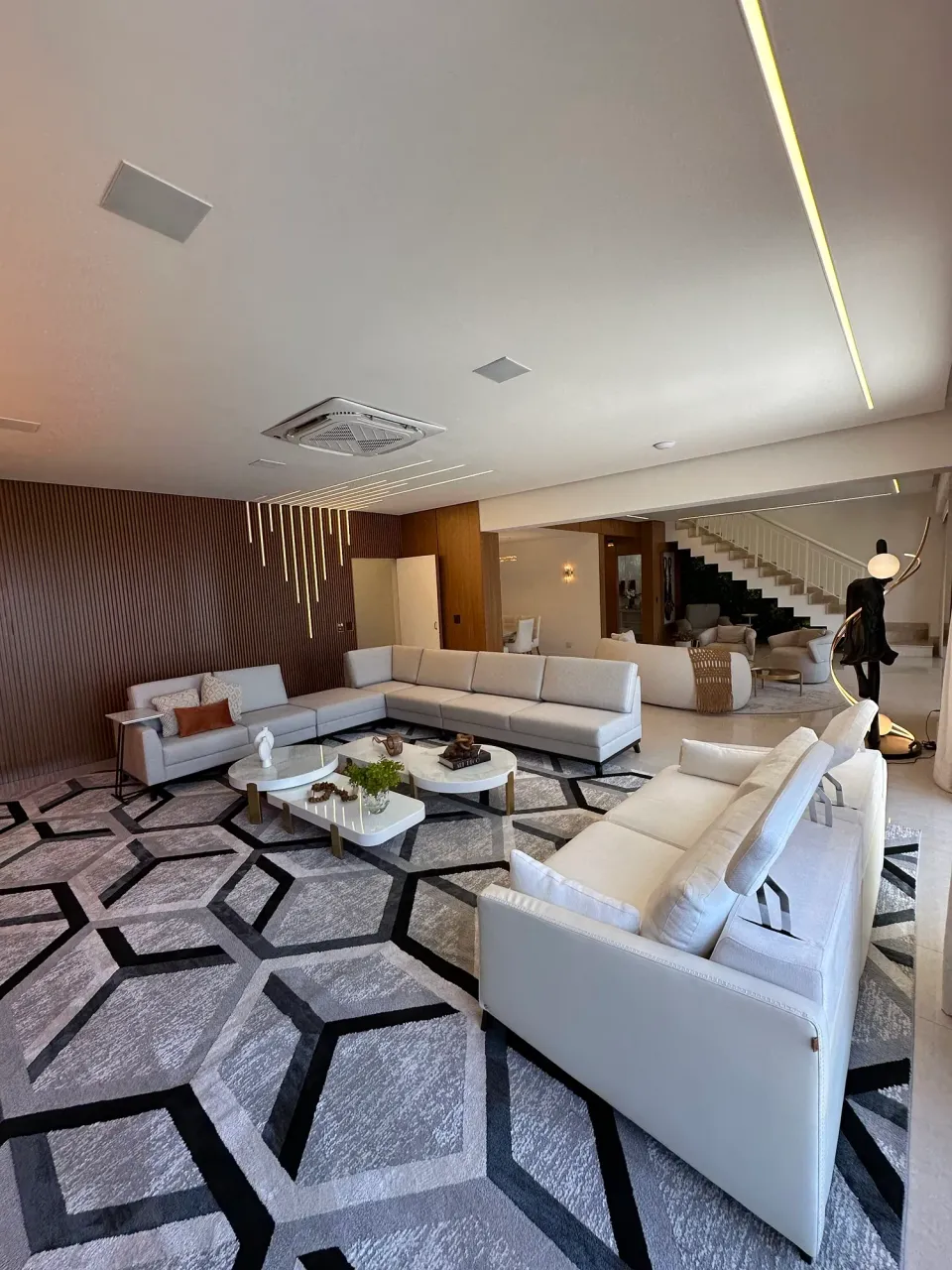 Duplex apartment with 600 m², 4 bedrooms and 4 parking — photo 7