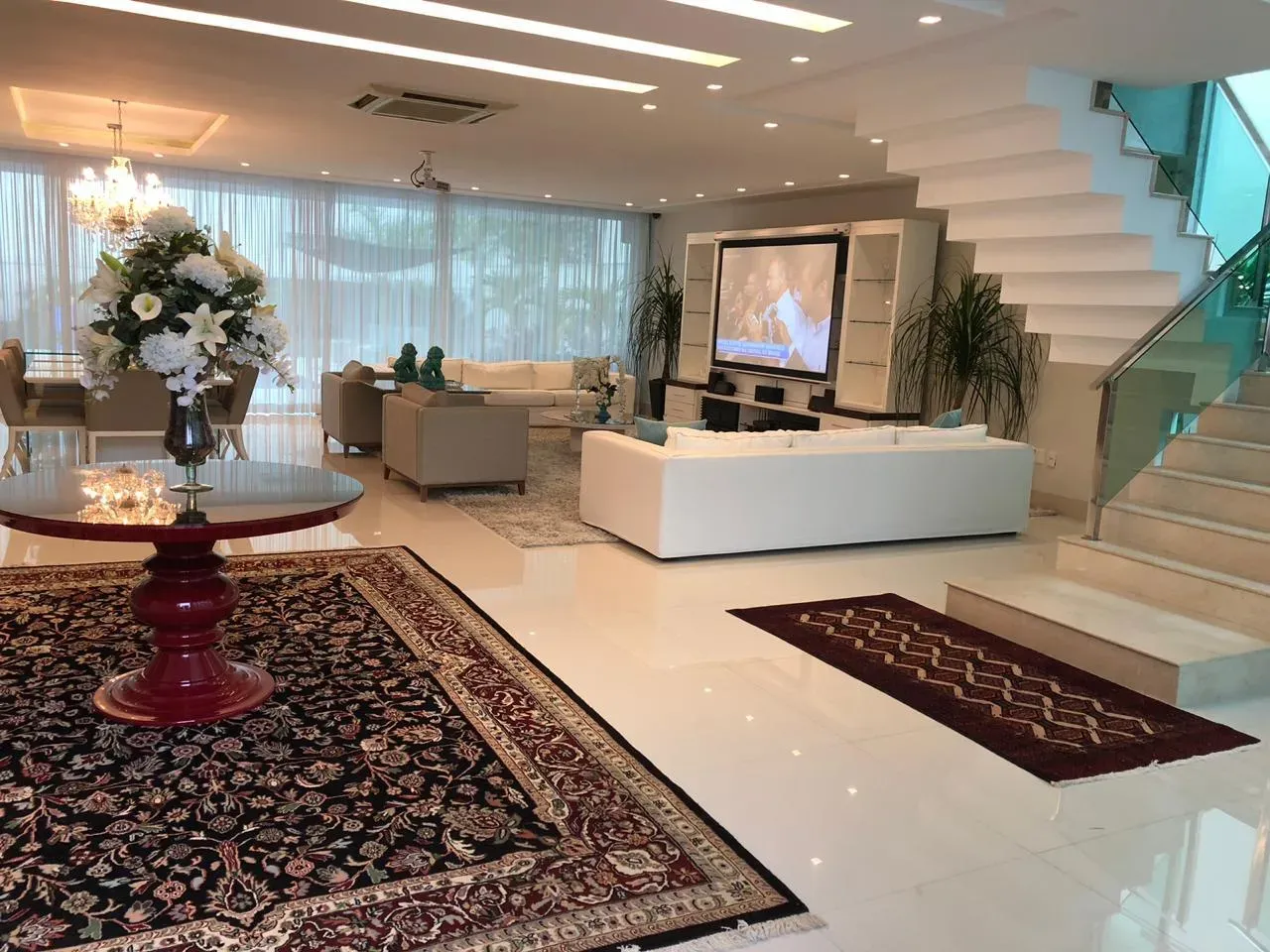Casa mobiliada com 5 suítes, 600 m² e 4 vagas