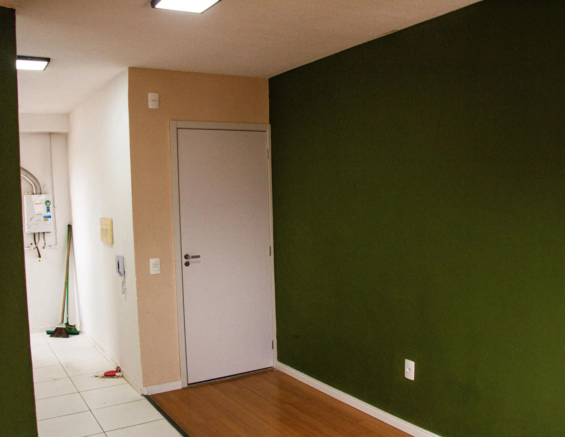 2-bedroom apartment with a glass shower enclosure — photo 10