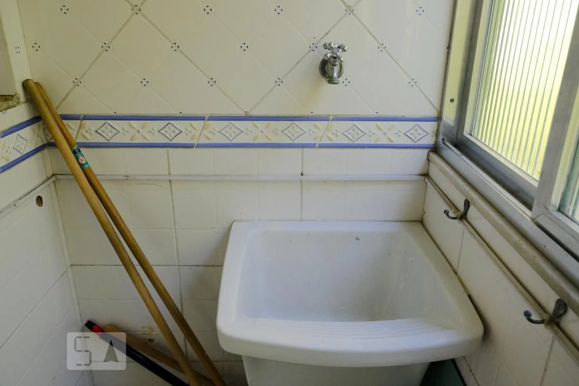 Apartamento sem mobília com cozinha separada e lavanderia — photo 4