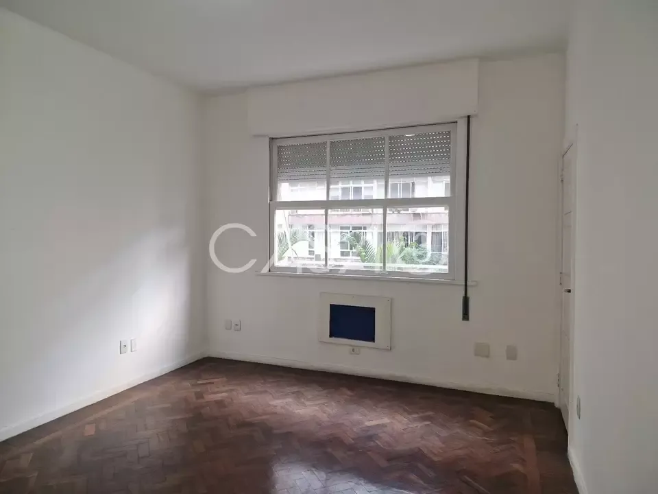Apartamento com 4 quartos e cozinha fechada com fogão — photo 15